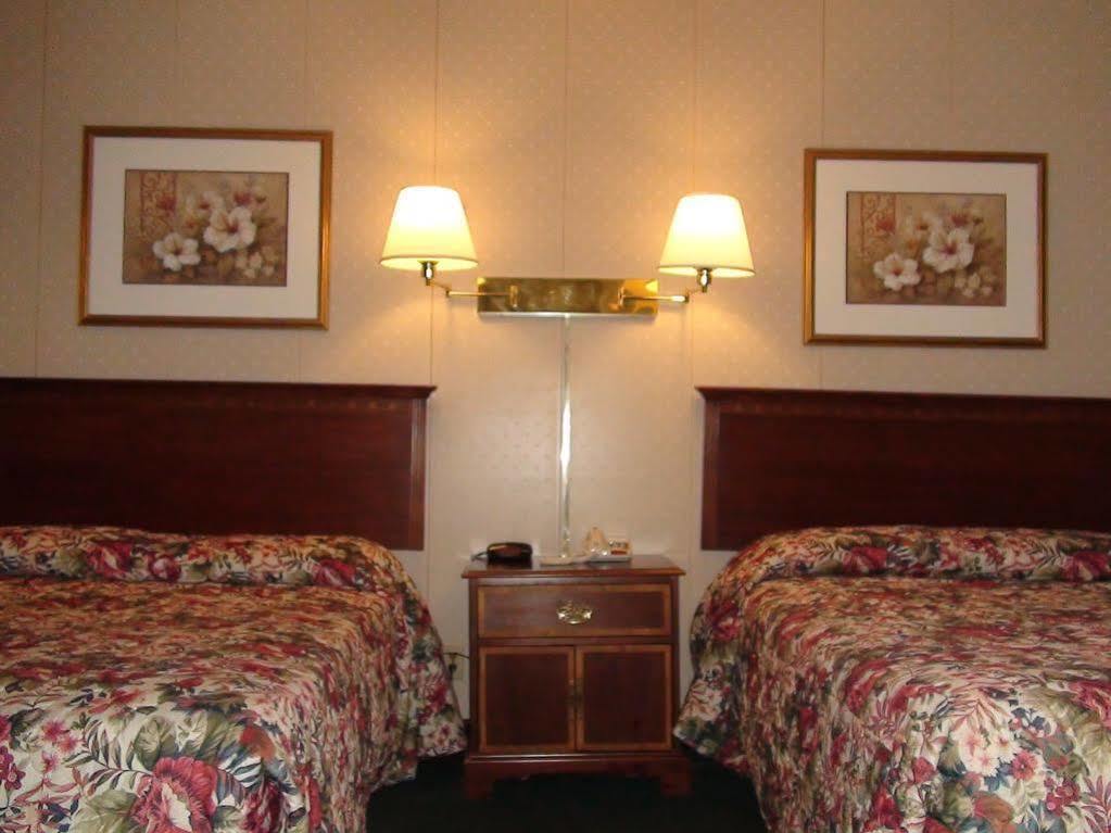 Highlander Inn Рътланд Екстериор снимка