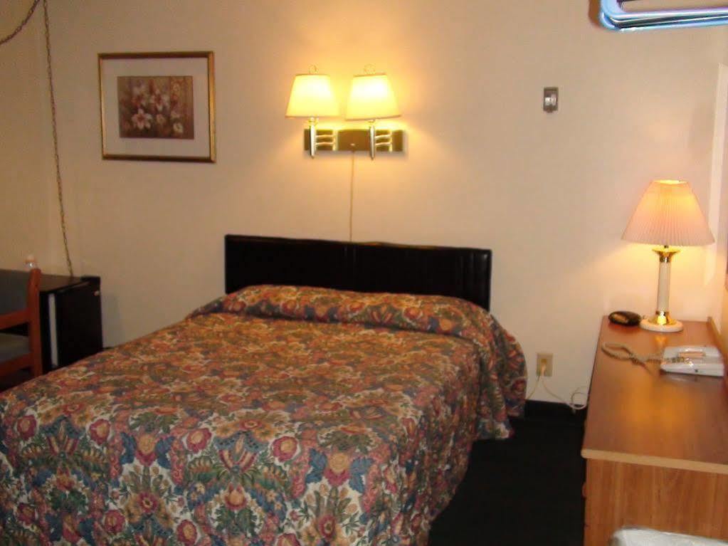 Highlander Inn Рътланд Екстериор снимка